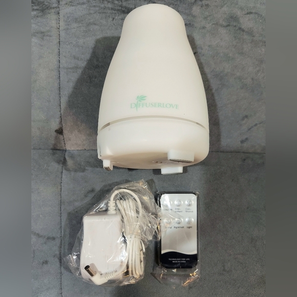 NWOT DIFFUSERLOVE ESSENTIAL OIL DIFFUSER WITH 7 LED COLOR CHANGING MODE & REMOTE - Picture 2 of 6